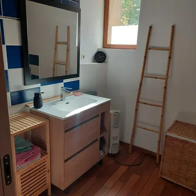 Salle de bains dans l'établissement Maison au calme avec jardin exotique pour 7 personnes