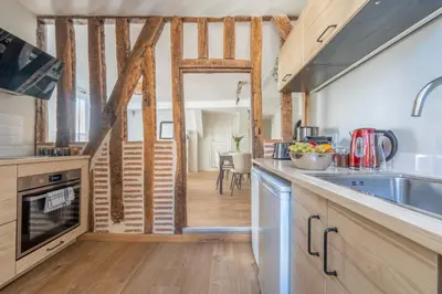 Cuisine ou kitchenette dans l'établissement Le Passage du Roi - By PrestiPlace