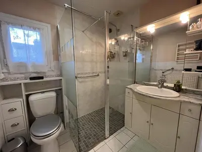 Salle de bains dans l'établissement Escapade idéale avec Jardin - 5 min du circuit des 24H - L'Instant Clef