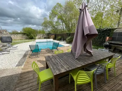 Piscine de l'établissement Les Prairies du Val d'Amboise Grand Gite 15 pers PMR avec piscine ou située à proximité