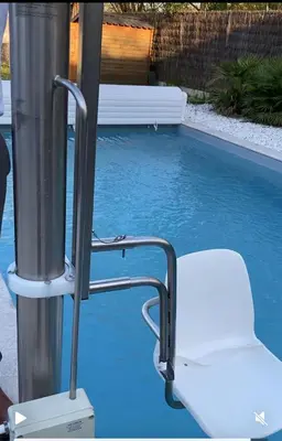 Piscine de l'établissement Les Prairies du Val d'Amboise Grand Gite 15 pers PMR avec piscine ou située à proximité