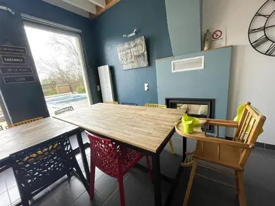 Coin salon dans l'établissement Les Prairies du Val d'Amboise Grand Gite 15 pers PMR avec piscine