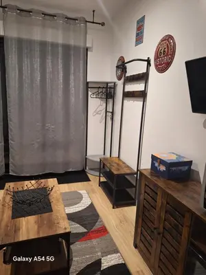 Télévision ou salle de divertissement dans l'établissement Studio neuf avec espace de travail séparé