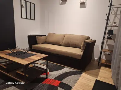 Coin salon dans l'établissement Studio neuf avec espace de travail séparé