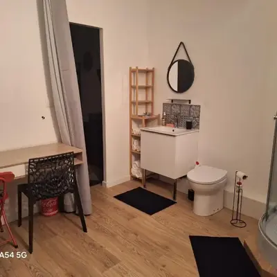 Studio neuf avec espace de travail séparé