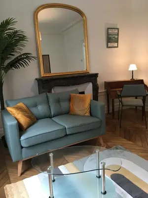 Coin salon dans l'établissement Charmant appartement ancien, lit 160