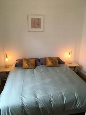 Un ou plusieurs lits dans un hébergement de l'établissement Charmant appartement ancien, lit 160