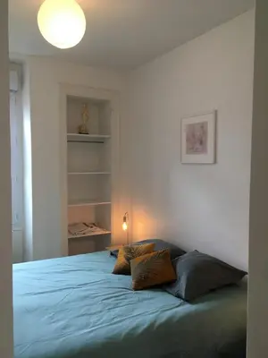 Un ou plusieurs lits dans un hébergement de l'établissement Charmant appartement ancien, lit 160