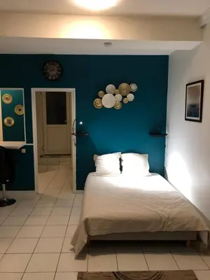 Un ou plusieurs lits dans un hébergement de l'établissement Confortable studio