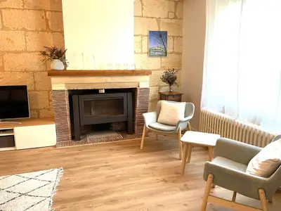 Télévision ou salle de divertissement dans l'établissement Ailanthus