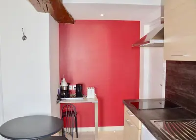 Cuisine ou kitchenette dans l'établissement La Petite Maison appartement 1