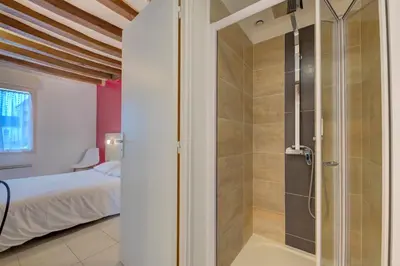 Salle de bains dans l'établissement La Petite Maison appartement 1