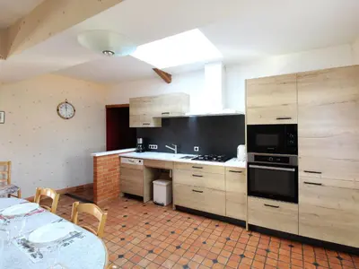 Cuisine ou kitchenette dans l'établissement Gîte Anjou familial avec cheminée, climatisation, WIFI - FR-1-622-95