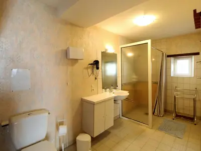 Salle de bains dans l'établissement Gîte Anjou familial avec cheminée, climatisation, WIFI - FR-1-622-95
