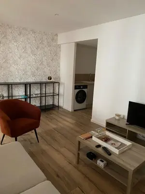 Télévision ou salle de divertissement dans l'établissement Spacieux appartement avec terrasse