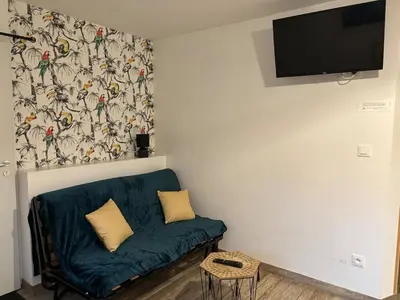 Télévision ou salle de divertissement dans l'établissement Gîte à la campagne 2