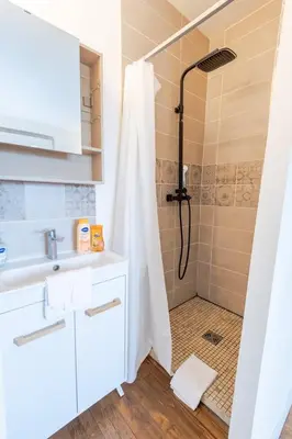 Salle de bains dans l'établissement Le Pic-Paris