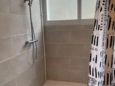 Salle de bains dans l'établissement Maison familiale près du Zoo et du circuit - FR-1-410-463
