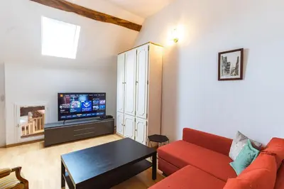 Télévision ou salle de divertissement dans l'établissement La Fernandiere, Historic Home, Garden and Pool