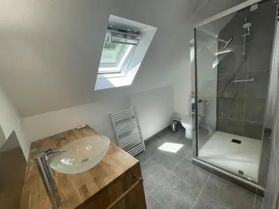 Salle de bains dans l'établissement Gîte de charme aux portes d'Amboise avec grand jardin et Wi-Fi - FR-1-381-604