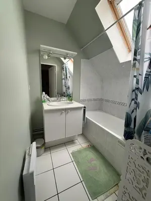 Salle de bains dans l'établissement Maison de 82m2 proche du Mans avec parking privé