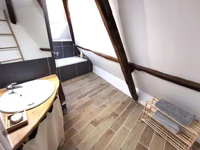 Salle de bains dans l'établissement Deux pièces sous les toits