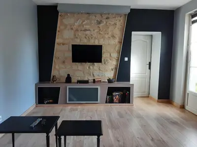Télévision ou salle de divertissement dans l'établissement 8 seater house near Chinon