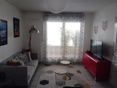 Télévision ou salle de divertissement dans l'établissement Charmant appartement 2 chambres - Proche Tours