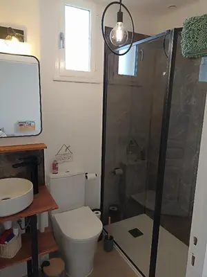 Salle de bains dans l'établissement La petite maison à la campagne !