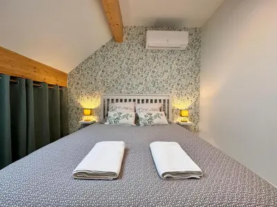 Un ou plusieurs lits dans un hébergement de l'établissement Chambres privées avec salle d'eau, clim, TV - Proche circuit - Campagne - 2p