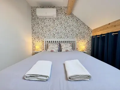 Un ou plusieurs lits dans un hébergement de l'établissement Chambres privées avec salle d'eau, clim, TV - Proche circuit - Campagne - 2p
