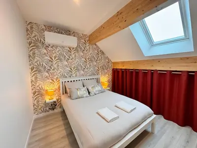 Un ou plusieurs lits dans un hébergement de l'établissement Chambres privées avec salle d'eau, clim, TV - Proche circuit - Campagne - 2p