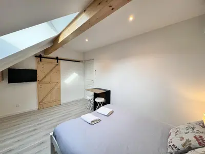 Télévision ou salle de divertissement dans l'établissement Chambres privées avec salle d'eau, clim, TV - Proche circuit - Campagne - 2p