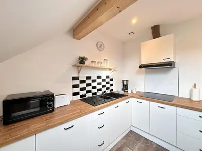 Cuisine ou kitchenette dans l'établissement Chambres privées avec salle d'eau, clim, TV - Proche circuit - Campagne - 2p