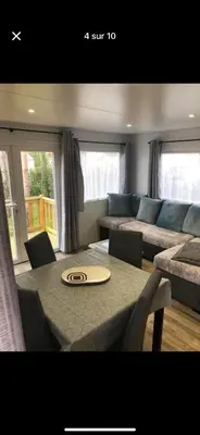 Coin salon dans l'établissement Mobil home