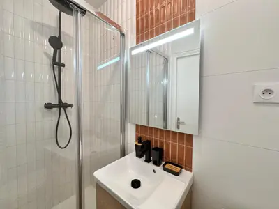 Salle de bains dans l'établissement Les studios de la gare - Centre Le Mans - Calme
