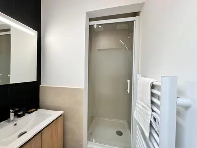 Salle de bains dans l'établissement Les studios de la gare - Centre Le Mans - Calme