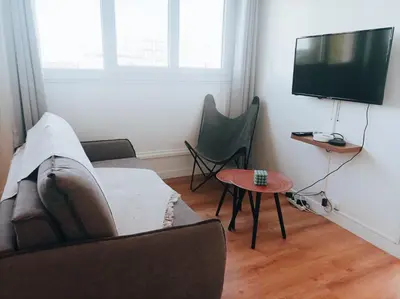 Télévision ou salle de divertissement dans l'établissement Bel appartement tout équipé