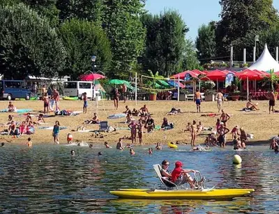 Clients de l'établissement ZEcamping 4 étoiles dog friendly bar piscine couverte