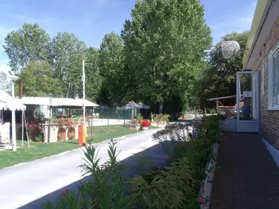 Jardin de l'établissement ZEcamping 4 étoiles dog friendly bar piscine couverte
