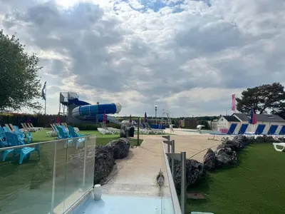 Piscine de l'établissement Le Dugny'tique, un endroit fantastique ! ou située à proximité