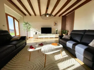 Coin salon dans l'établissement Gîte viticole tout inclus, jardin 3000m², vélos offerts, proche Saumur-Chinon-Langeais - FR-1-381-606