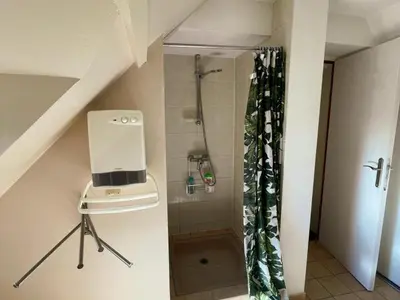 Salle de bains dans l'établissement Gîte viticole tout inclus, jardin 3000m², vélos offerts, proche Saumur-Chinon-Langeais - FR-1-381-606