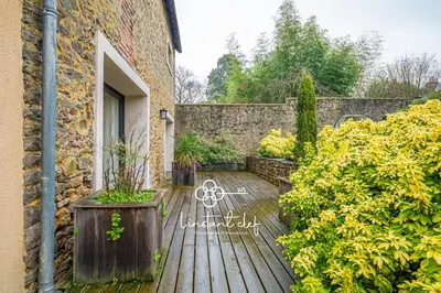 Jardin de l'établissement Cocon Urbain au coeur du Mans - Parking & Jardin - L'Instant Clef