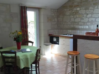 Cuisine ou kitchenette dans l'établissement Gîte familial en forêt près de Chinon - FR-1-381-232
