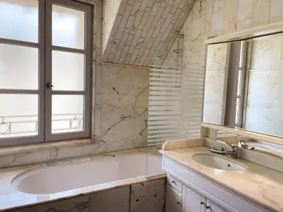 Salle de bains dans l'établissement Superbe Triplex rénové à Blois avec Wi-Fi inclus - FR-1-491-455
