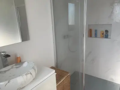 Salle de bains dans l'établissement Maison de plein pied à Arnage proche du circuit