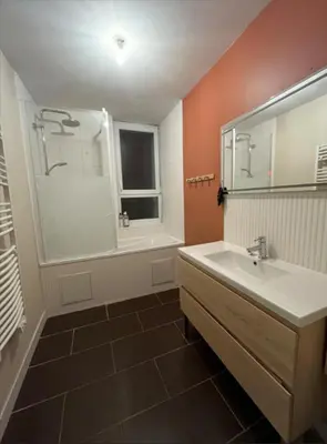 Salle de bains dans l'établissement Maison 6 personnes - Idéal 24h du Mans