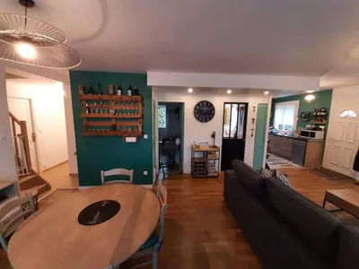 Cuisine ou kitchenette dans l'établissement Maison 8 pers proche Le Mans centre, circuit 24H et Boulerie JUMP