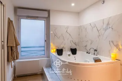 Salle de bains dans l'établissement Love au Mans - Sauna, Jacuzzi & Parking privé